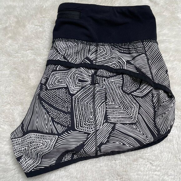Lululemon Women's Dottie Tribe Geometric Print White Black Speed Shorts Size 4 - Picture 2 of 6